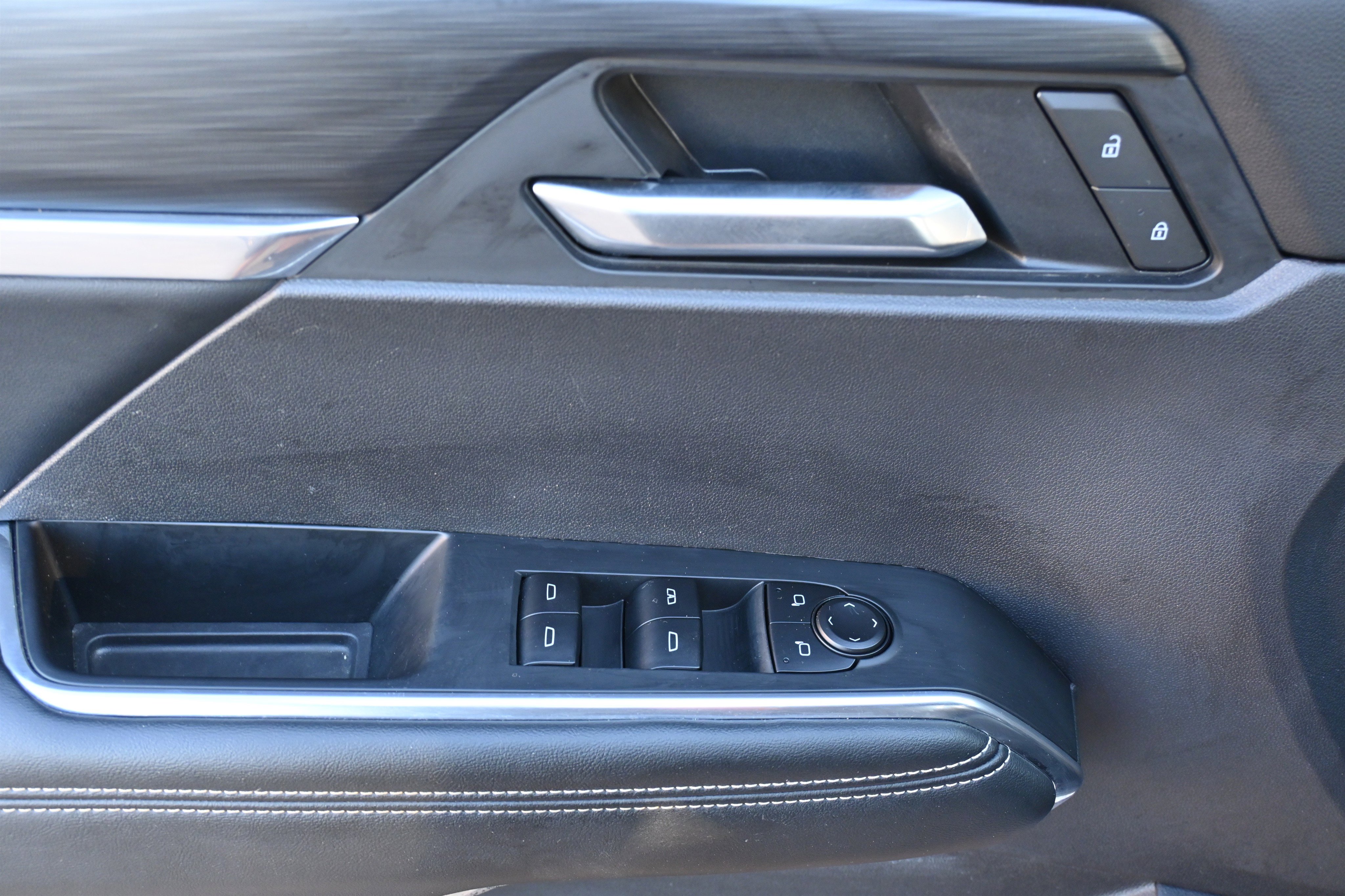 Used 2025 GMC Acadia Elevation image 15