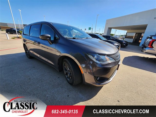 Used 2019 Chrysler Pacifica Touring Plus w/ S Appearance Package FWD video 1