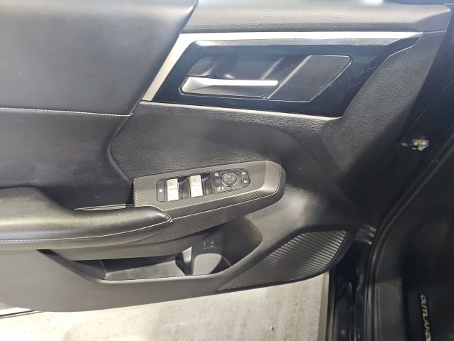 Used 2022 Mitsubishi Outlander SE image 11