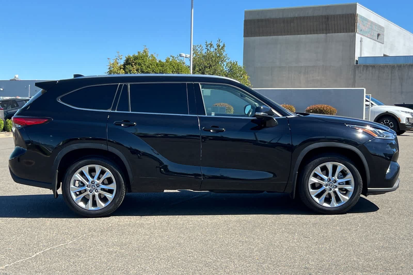 Used 2023 Toyota Highlander Limited AWD/4WD image 6