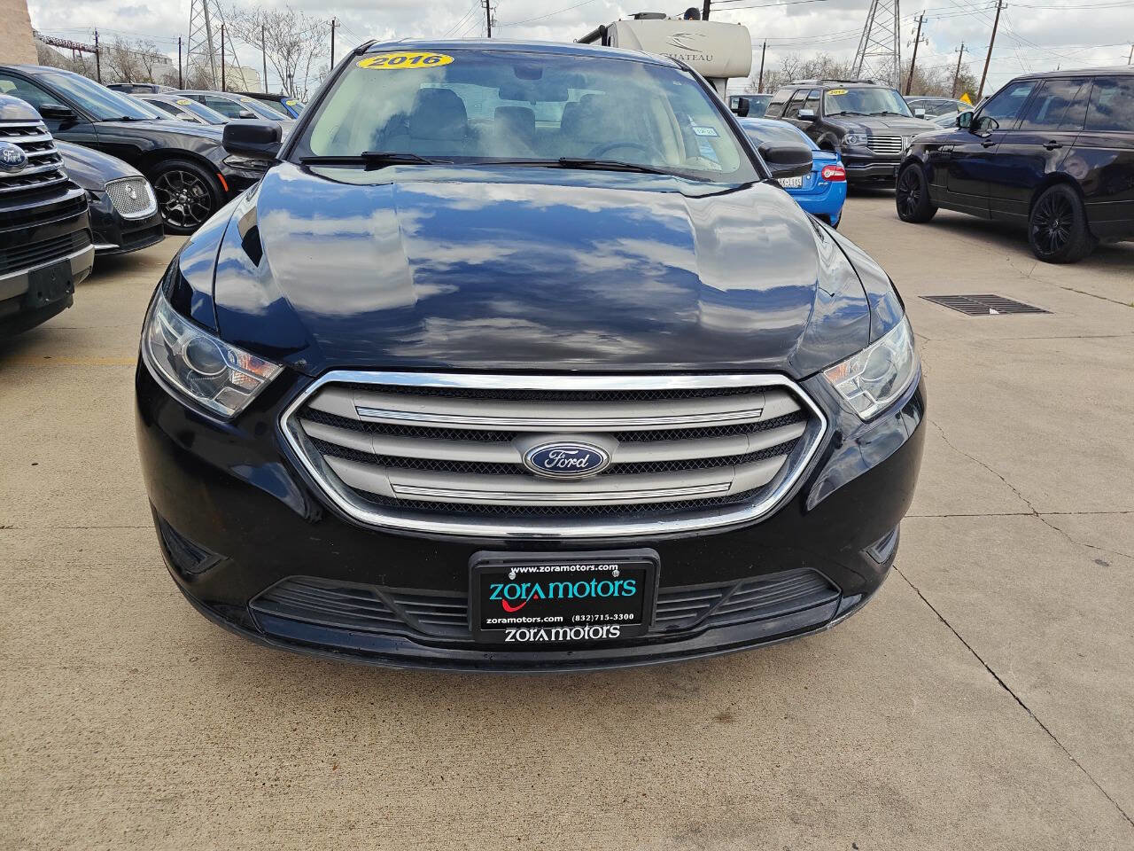Used 2016 Ford Taurus SE FWD image 2