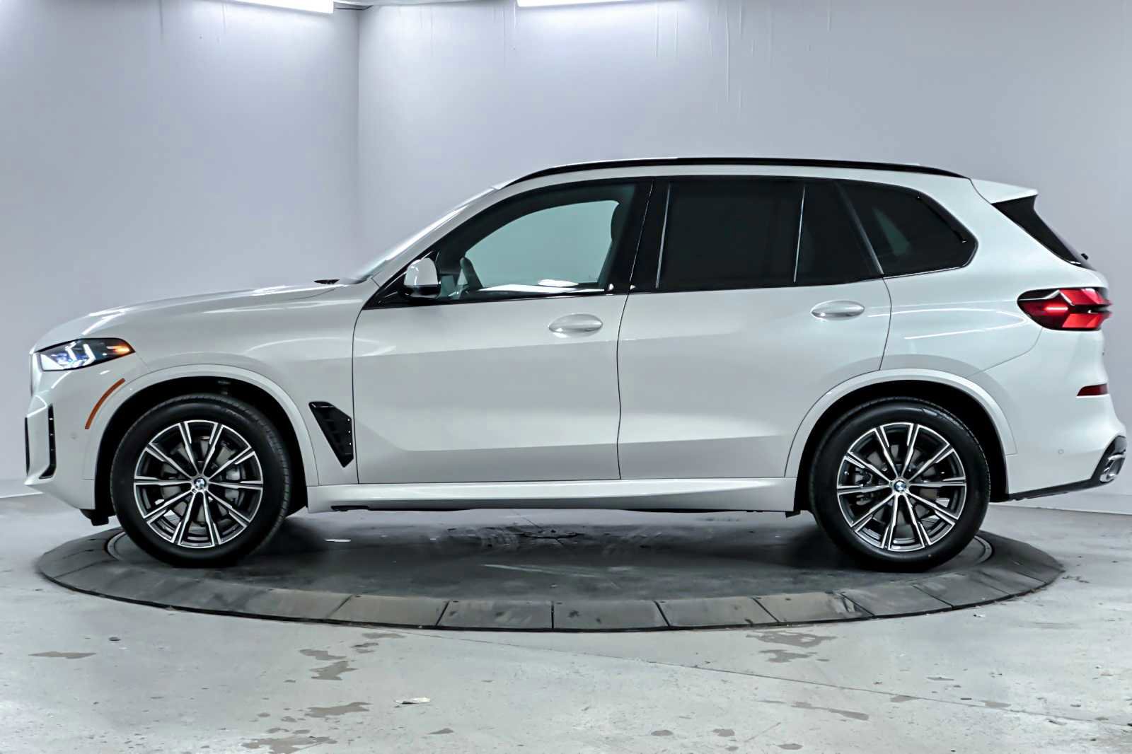 New 2026 BMW X5 xDrive40i w/ Executive Package image 5