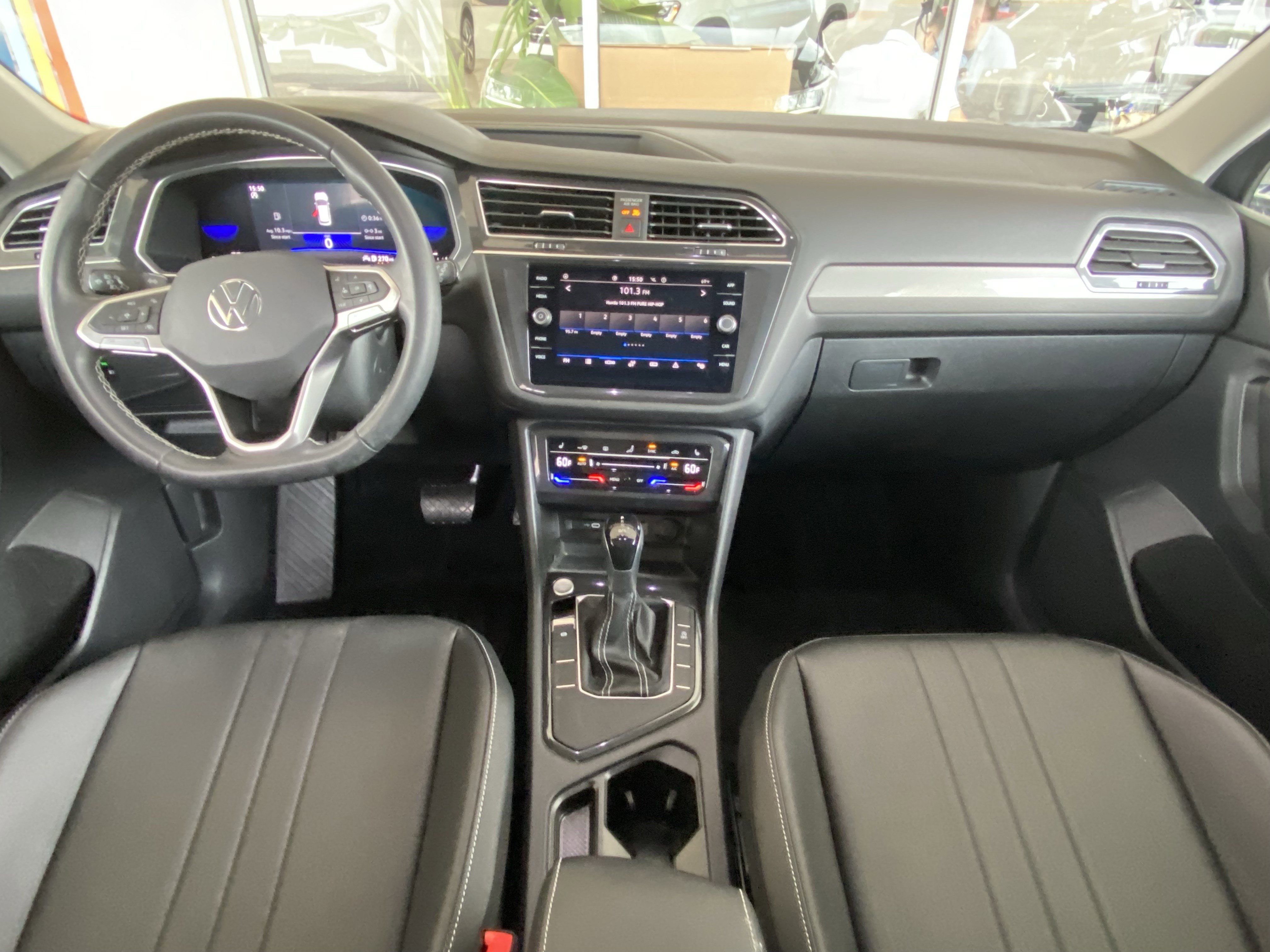 Used 2022 Volkswagen Tiguan SE w/ Panoramic Sunroof Package image 19