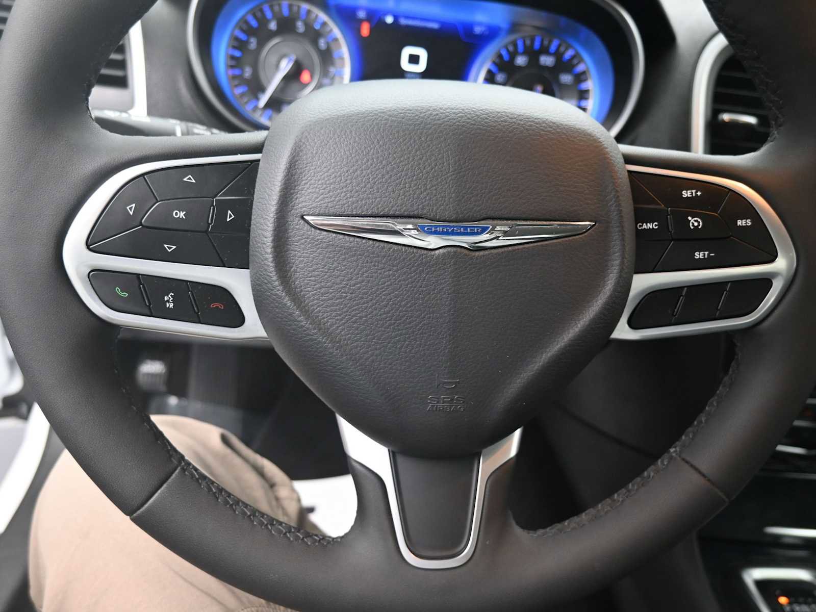 Used 2023 Chrysler 300 Touring L w/ Comfort Group image 6