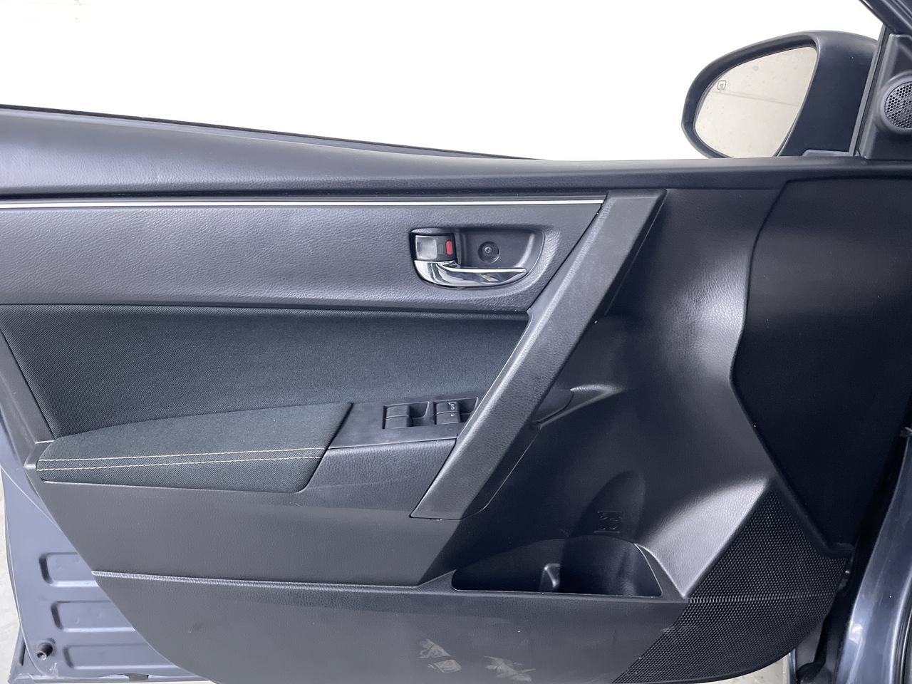 Used 2018 Toyota Corolla LE FWD image 10