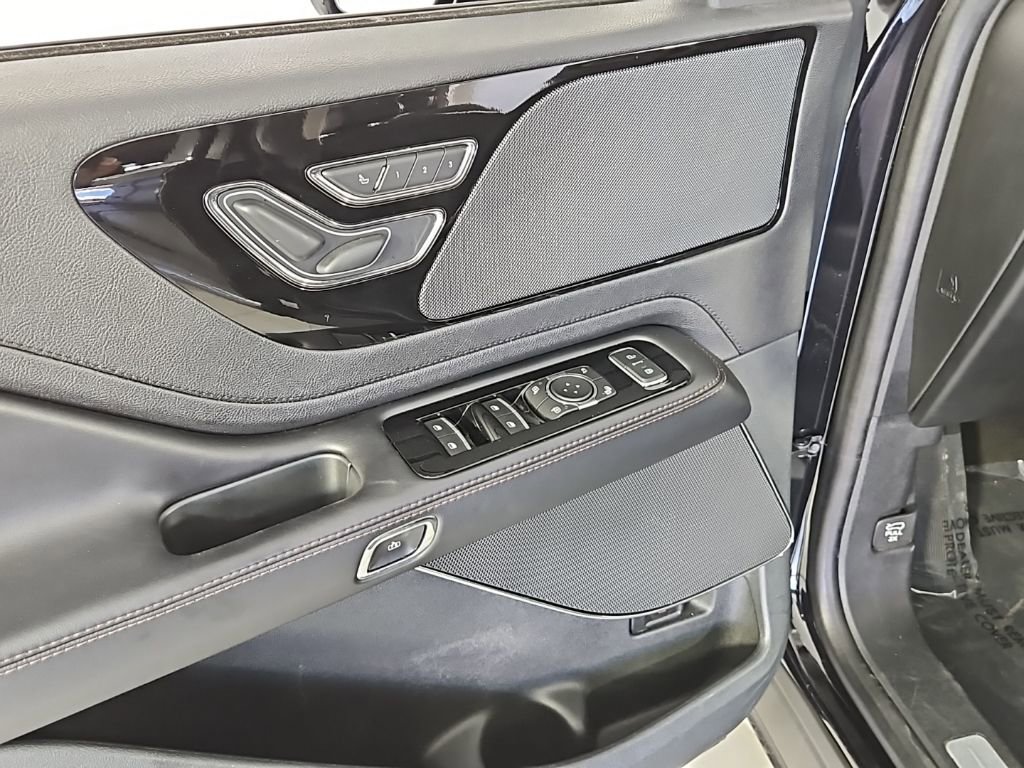 Used 2023 Lincoln Aviator AWD w/ Premium Package image 12