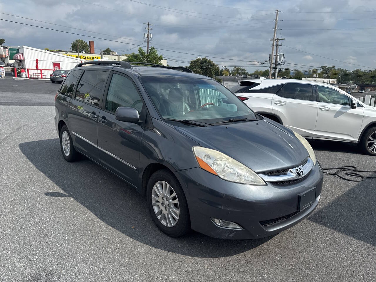 Used 2010 Toyota Sienna XLE Limited w/ XLE Limited Pkg 2 FWD image 2