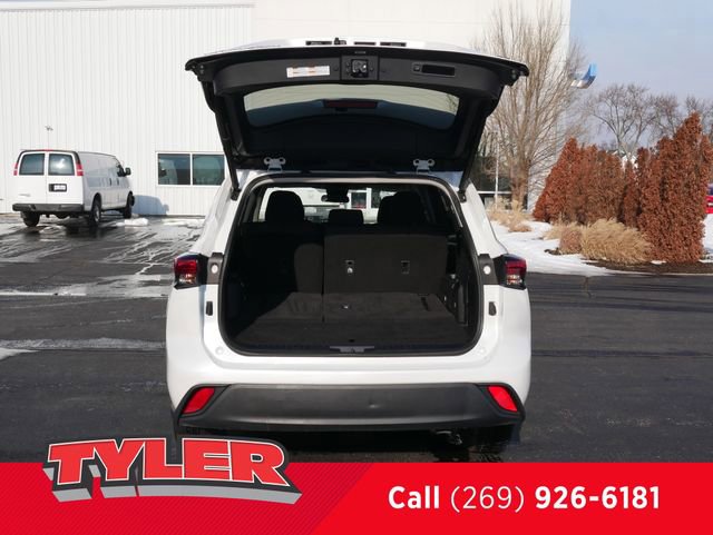Used 2023 Toyota Highlander LE image 17