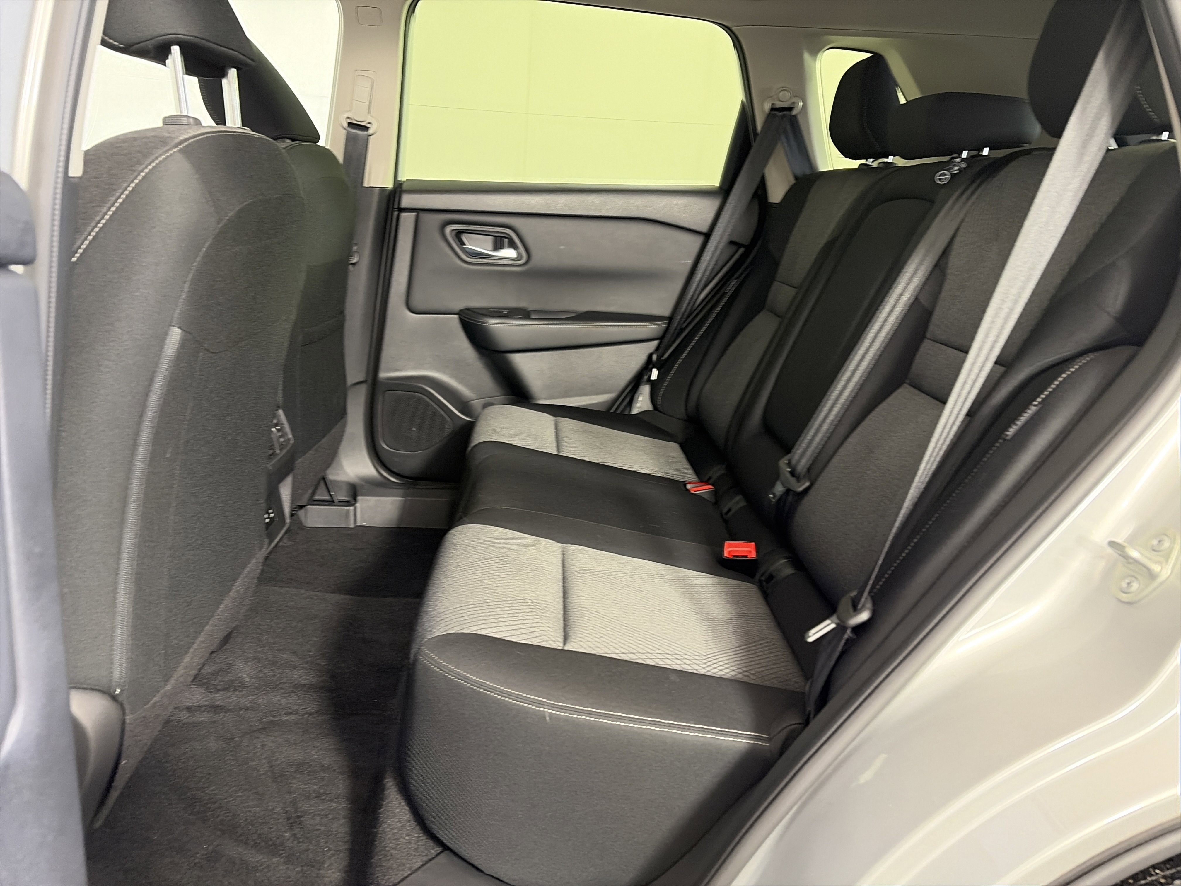 Used 2025 Nissan Rogue SV image 7