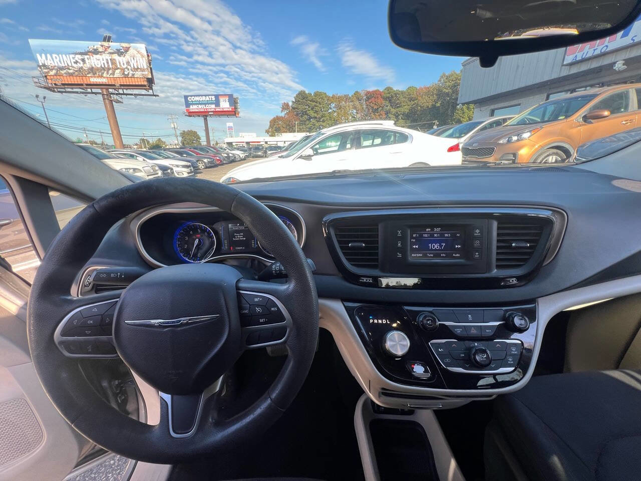 Used 2017 Chrysler Pacifica Touring FWD image 16