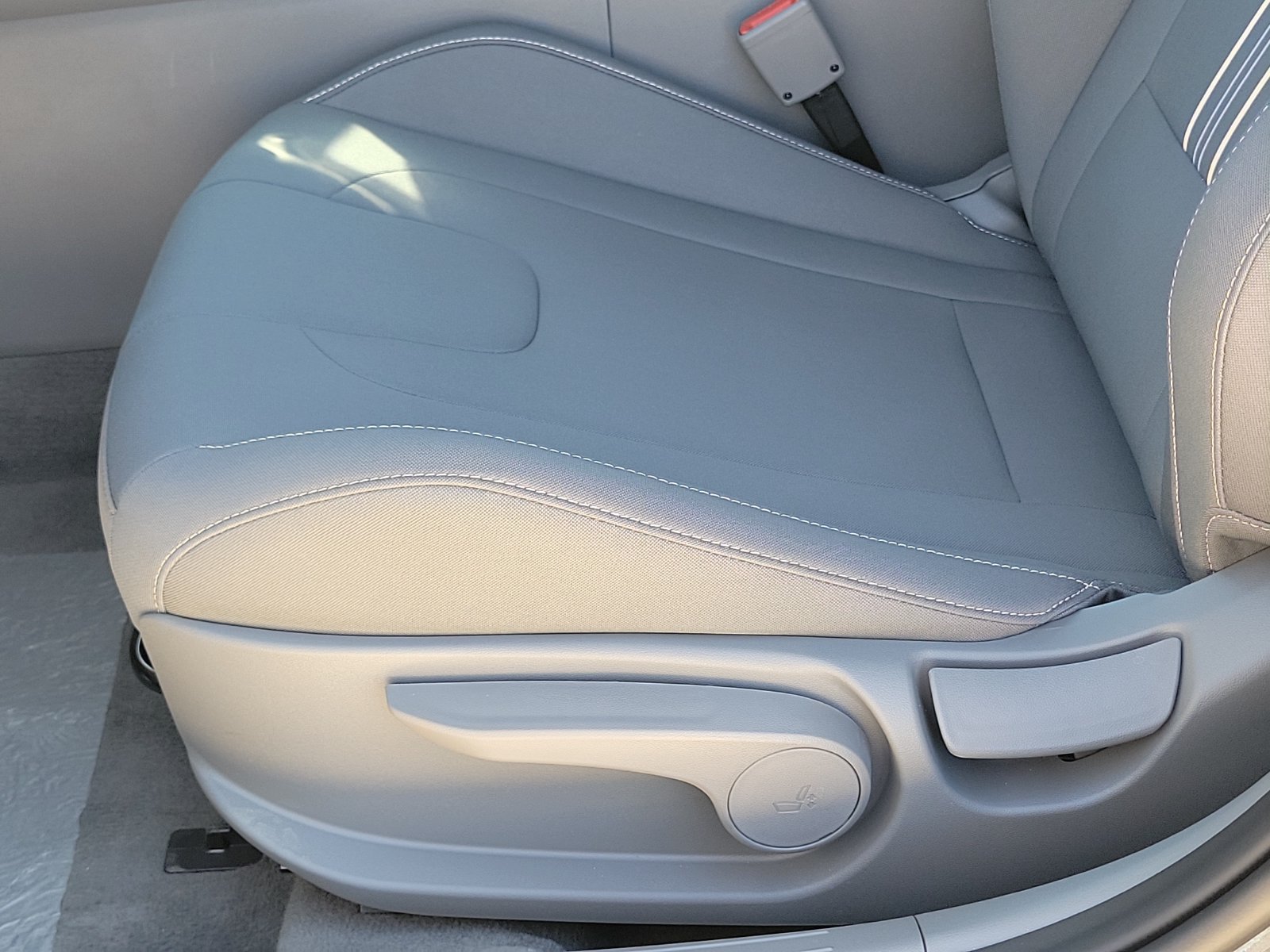 New 2026 Hyundai Elantra SEL Sport FWD image 16