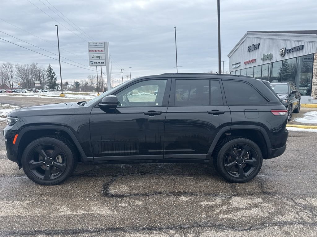 Used 2023 Jeep Grand Cherokee Altitude image 2