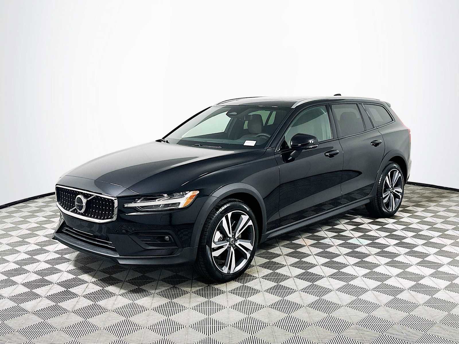 Certified 2025 Volvo V60 B5 Cross Country Plus w/ Protection Package Premier image 3