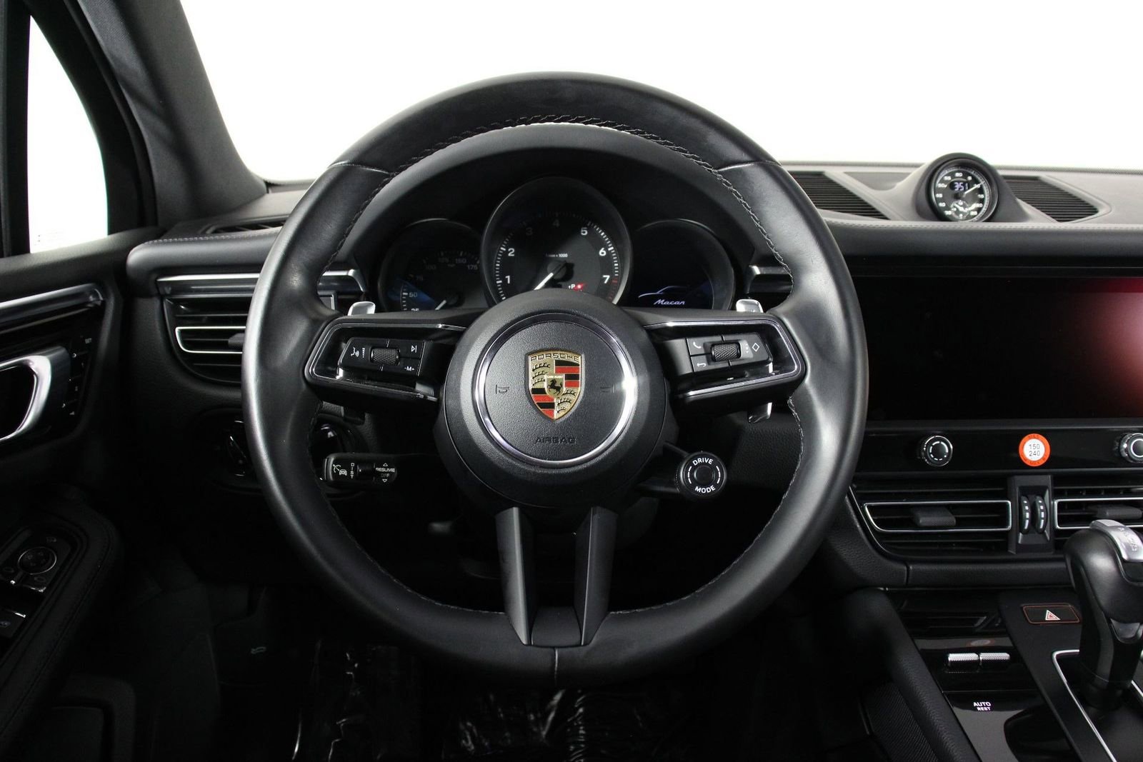 Certified 2023 Porsche Macan image 12