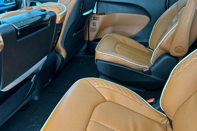 New 2026 Chrysler Pacifica Pinnacle image 9