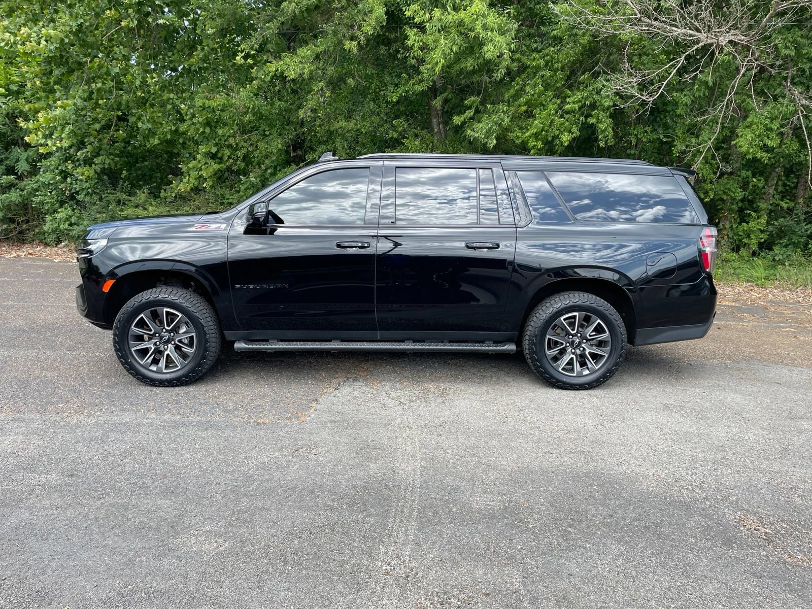 Used 2024 Chevrolet Suburban Z71 w/ Luxury Package AWD/4WD image 2