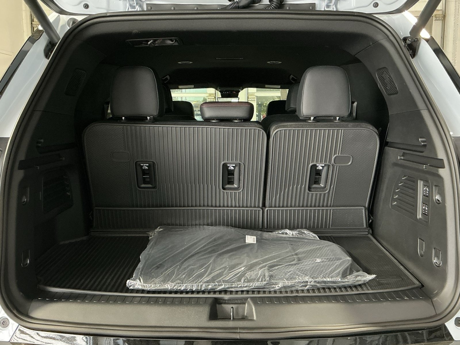 New 2026 Chevrolet Traverse RS w/ LPO, Floor Liner Package FWD image 26