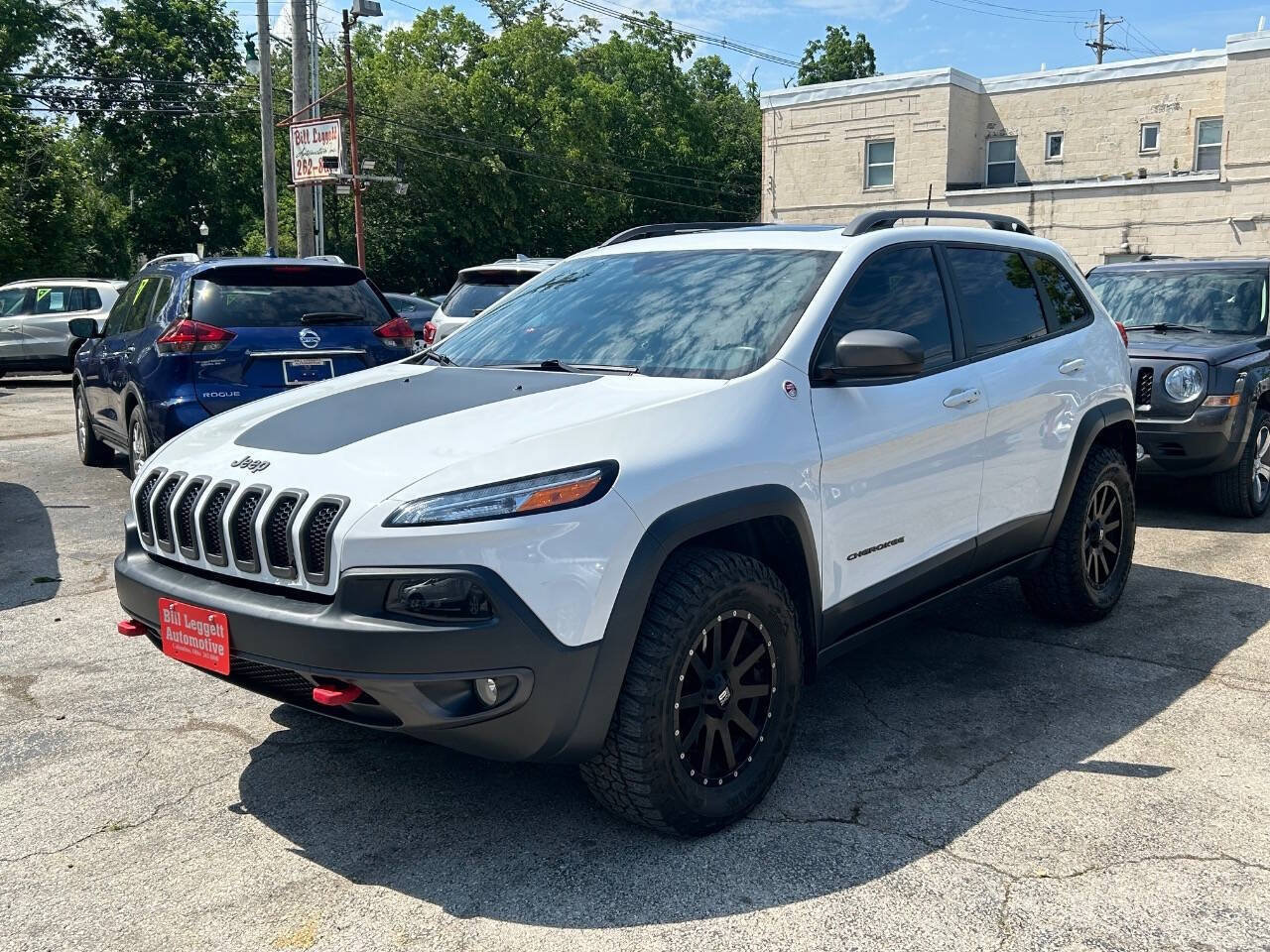 Used 2017 Jeep Cherokee Trailhawk w/ Comfort/Convenience Group AWD/4WD image 2