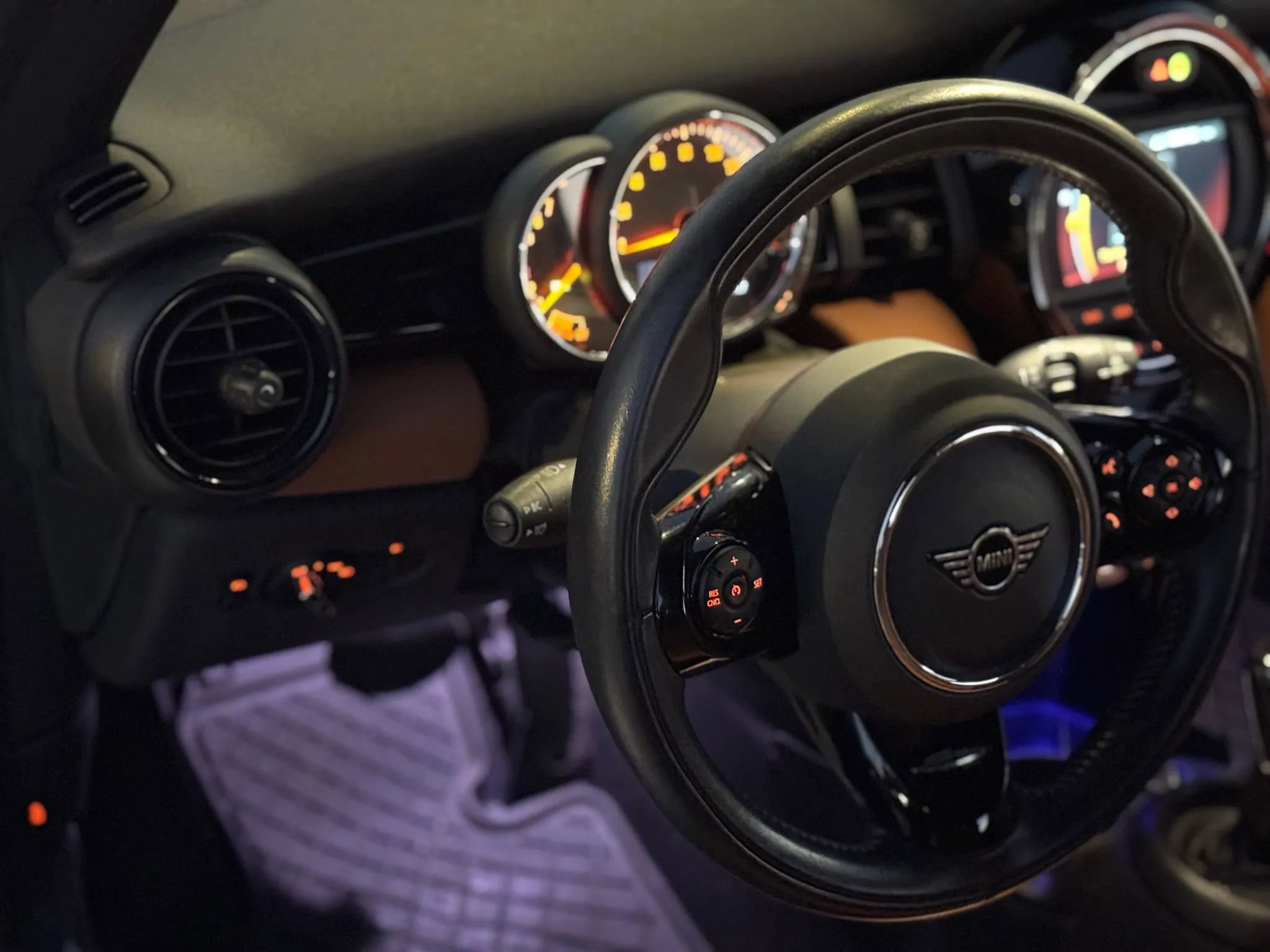 Used 2021 MINI Cooper 2-Door Hardtop w/ Signature Upholstery Package image 31