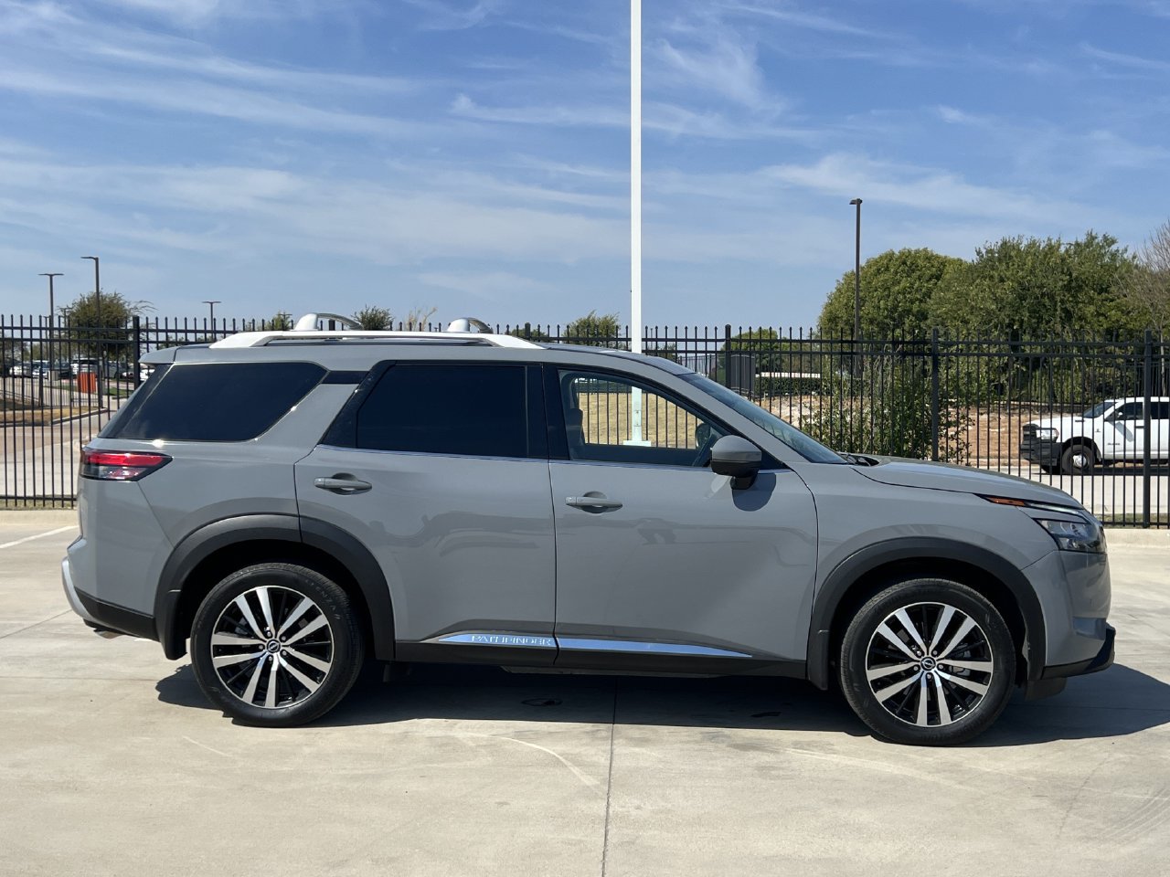 Used 2025 Nissan Pathfinder Platinum AWD/4WD image 3