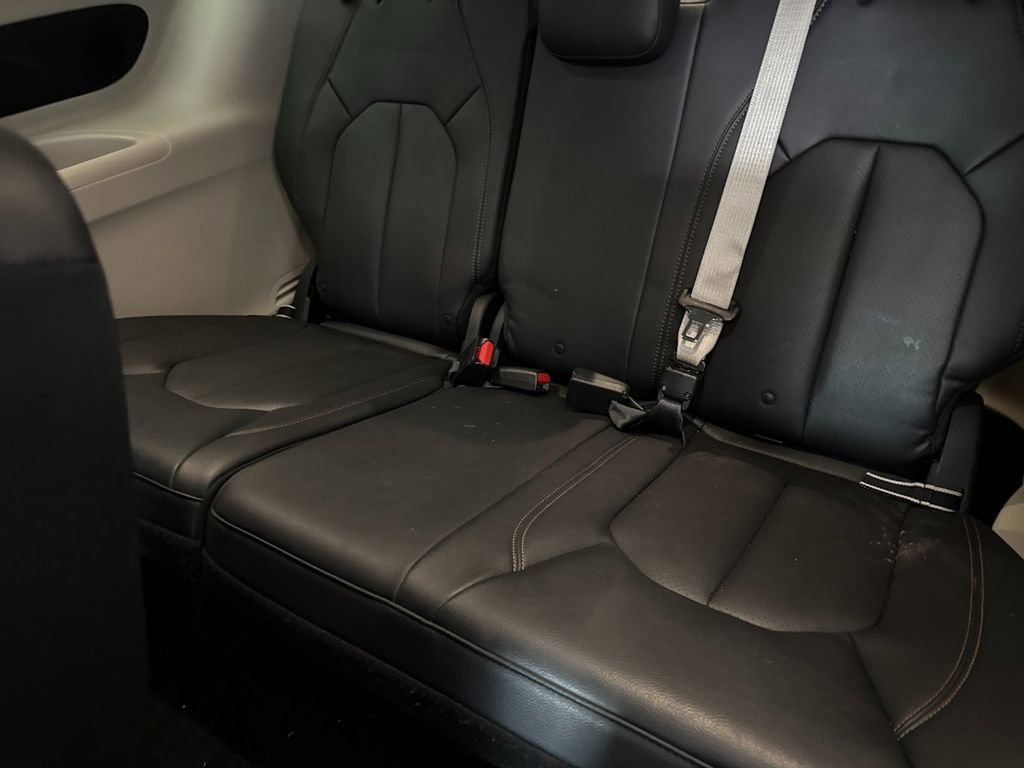 Used 2023 Chrysler Pacifica Touring-L image 15