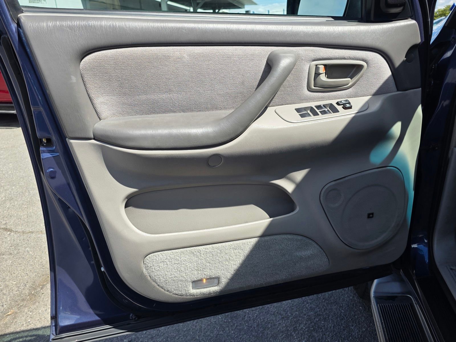 Used 2004 Toyota Sequoia SR5 RWD image 17