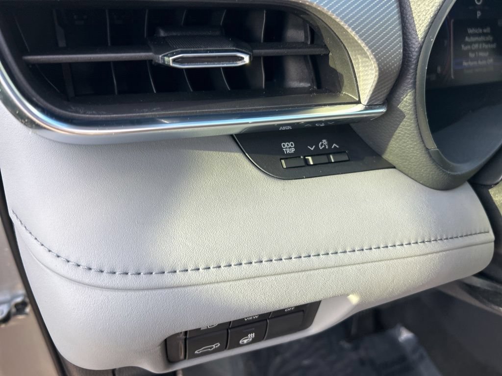 Used 2024 Toyota Highlander Platinum FWD image 40