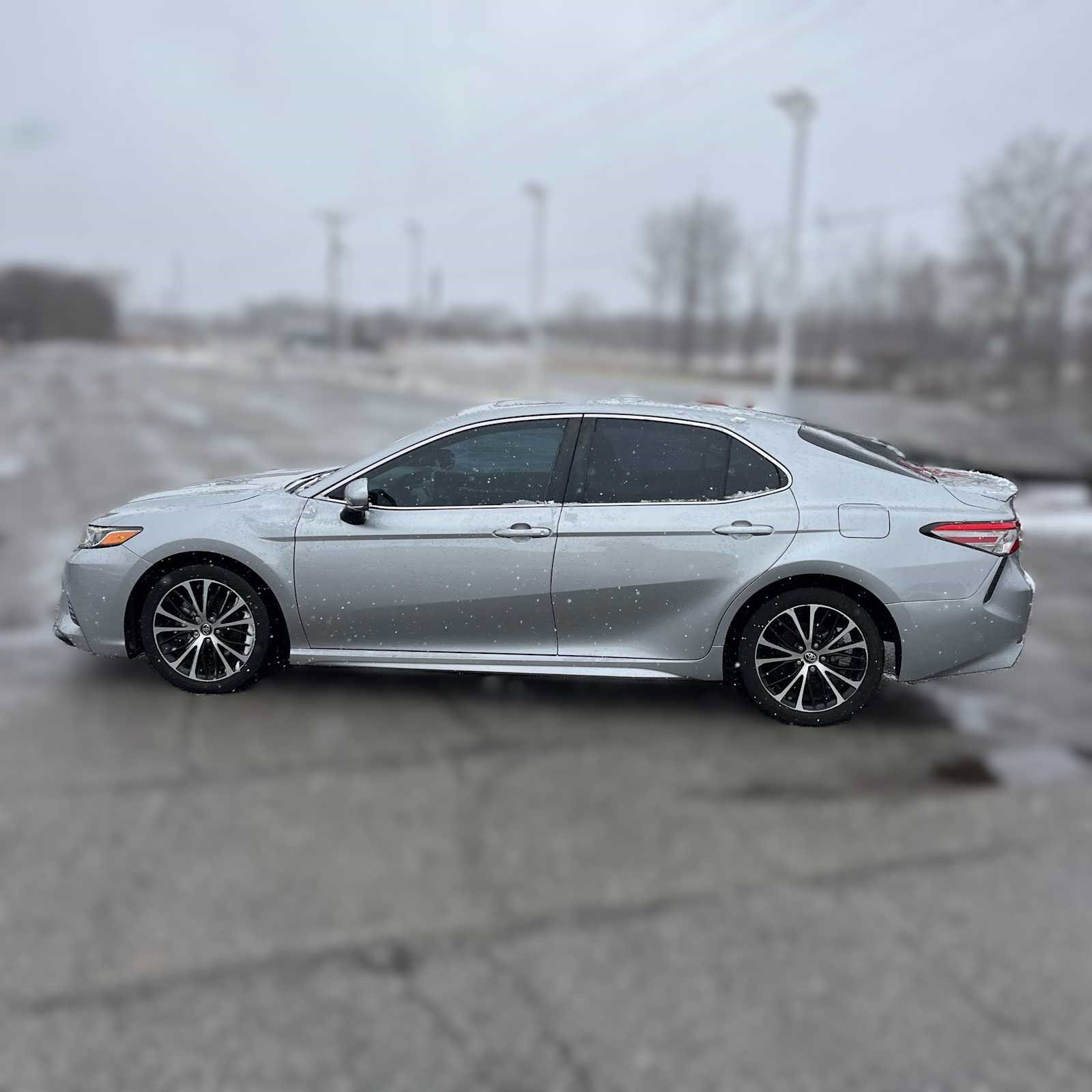 Used 2019 Toyota Camry SE image 2