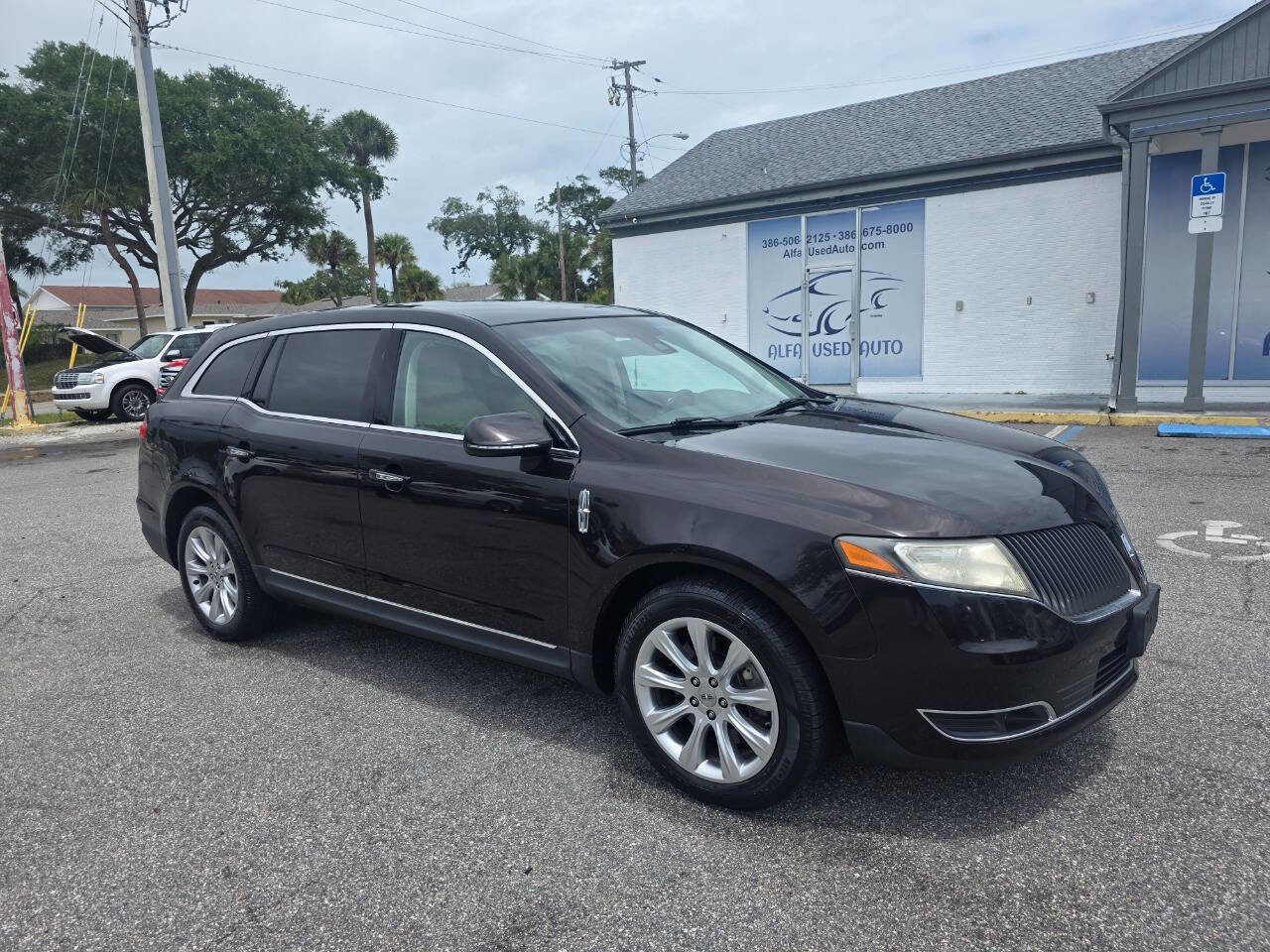 Used 2013 Lincoln MKT FWD image 2