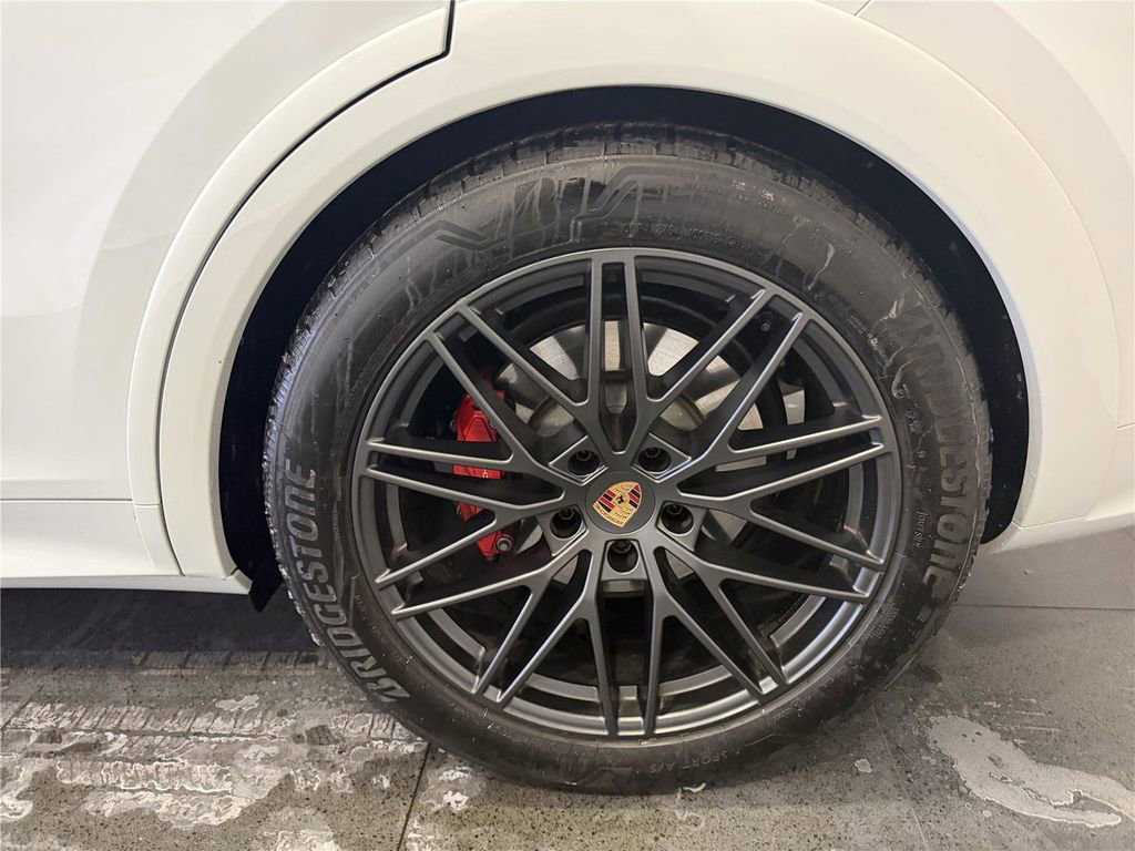 Certified 2025 Porsche Cayenne GTS AWD/4WD image 10