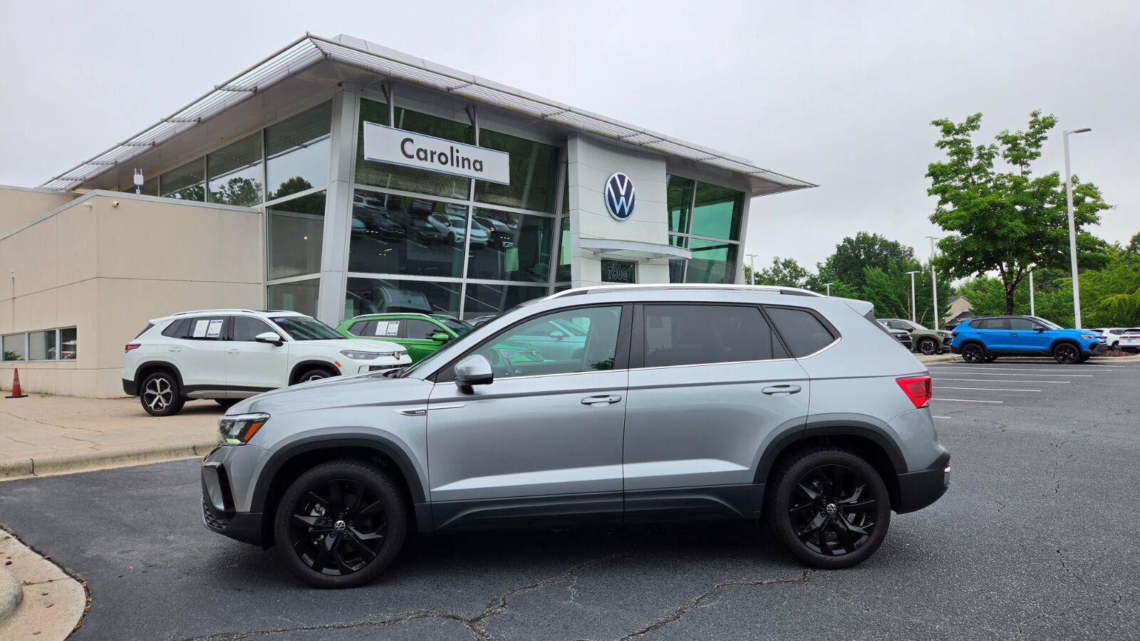 Used 2023 Volkswagen Taos SE w/ Panoramic Sunroof Package FWD image 2