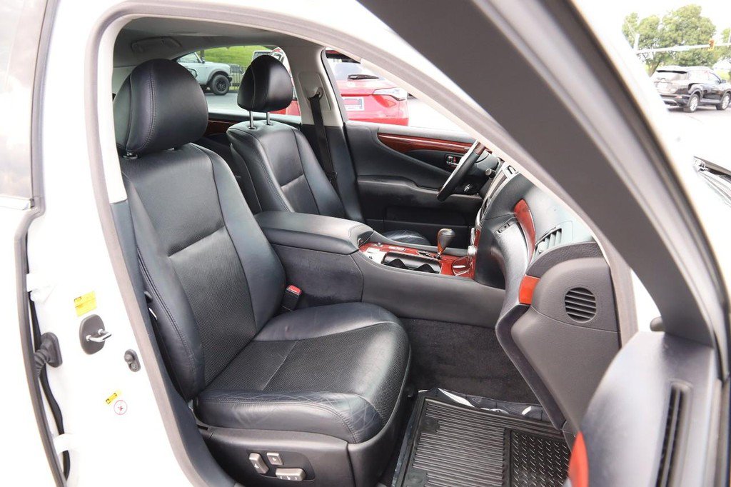 Used 2012 Lexus LS 460 w/ Comfort Pkg RWD image 30