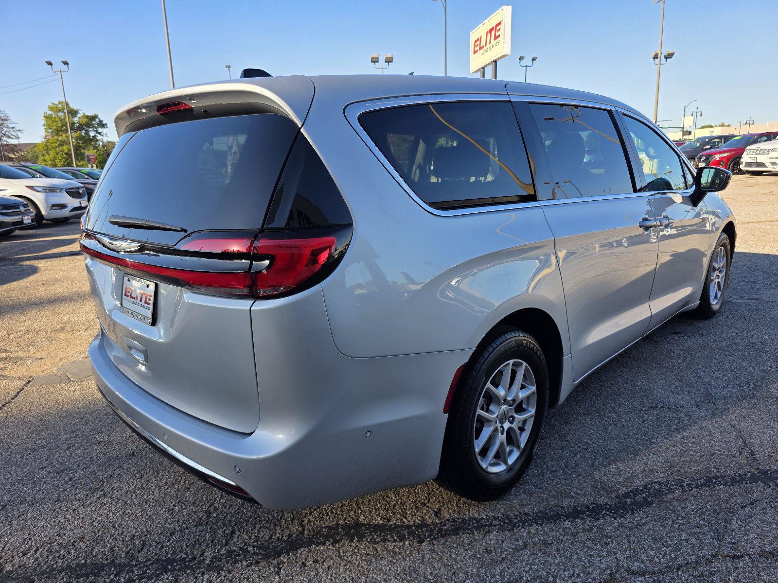 Used 2024 Chrysler Pacifica Touring-L FWD image 5