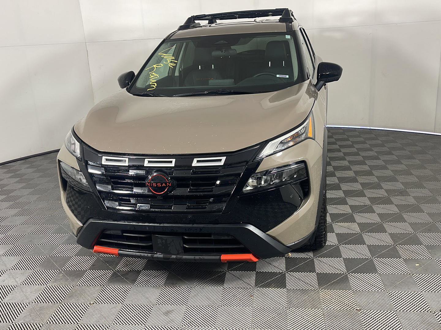 Used 2025 Nissan Rogue SV image 3