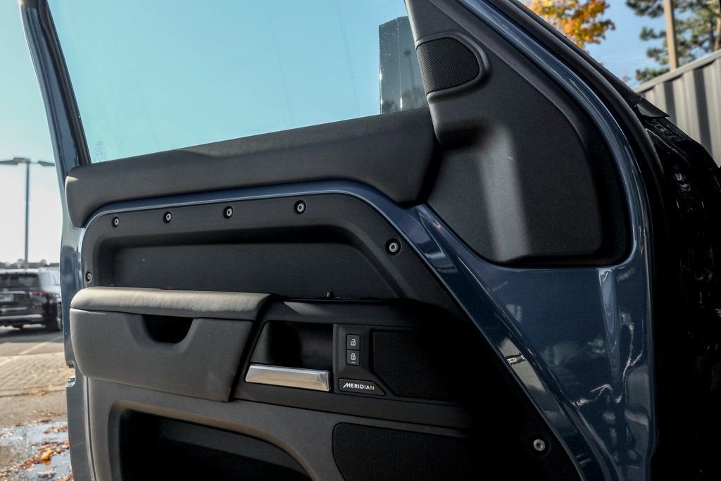 Used 2025 Land Rover Defender 110 S image 11