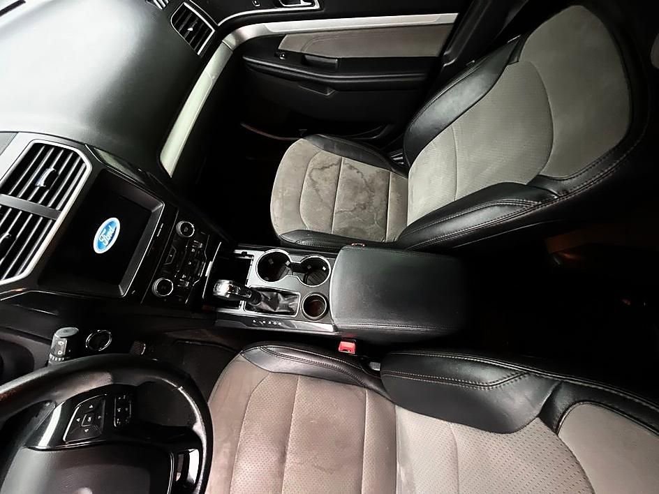 Used 2017 Ford Explorer XLT w/ Equipment Group 202A image 9