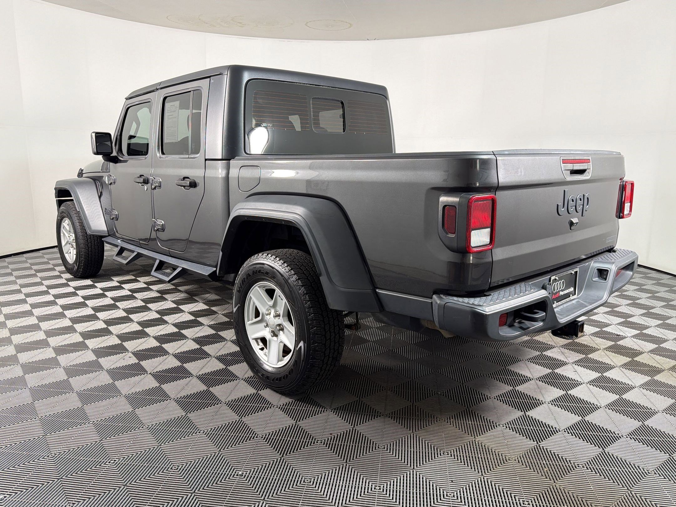 Used 2020 Jeep Gladiator Sport AWD/4WD image 2