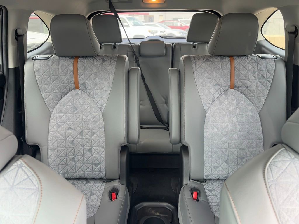 Used 2023 Toyota Highlander Bronze Edition image 11