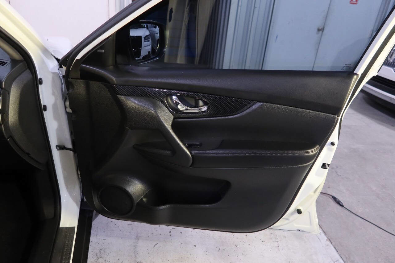 Used 2017 Nissan Rogue SL w/ SL Premium Package image 29