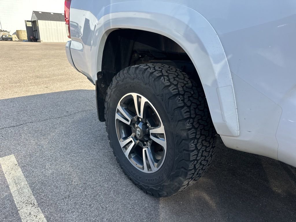 Used 2019 Toyota Tacoma TRD Sport w/ TRD Premium Sport Package image 8