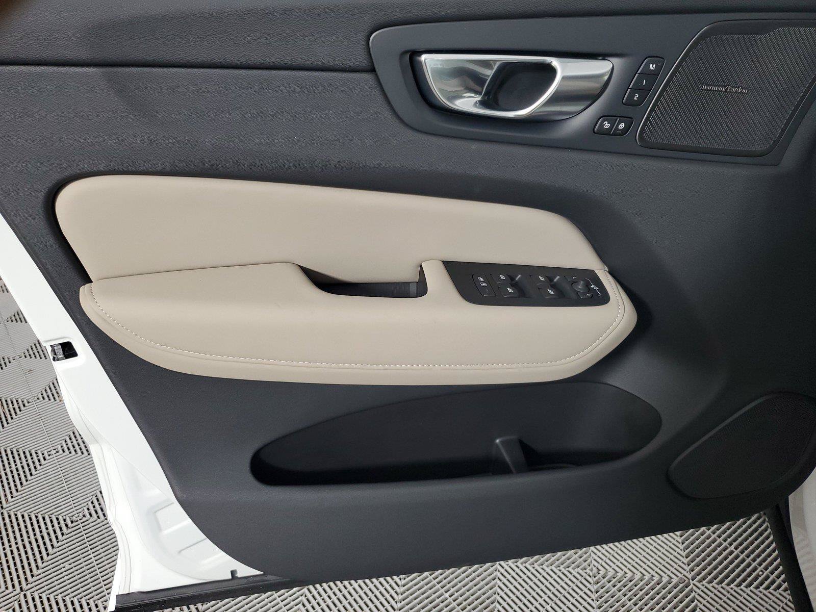 New 2027 Volvo XC60 B5 Plus AWD/4WD image 19