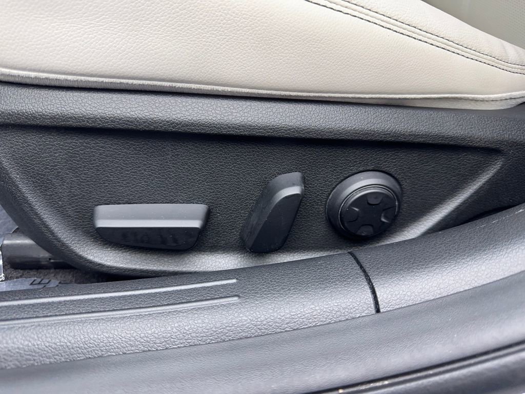 Used 2025 Genesis G70 2.5T image 30