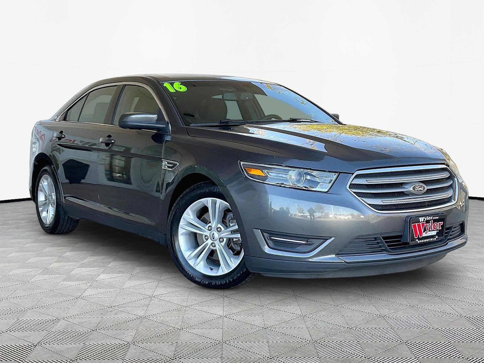 Used 2016 Ford Taurus SEL FWD image 3