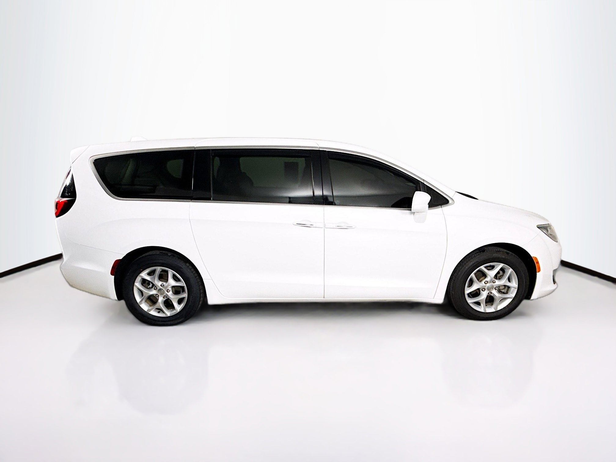 Used 2018 Chrysler Pacifica Touring Plus FWD image 2