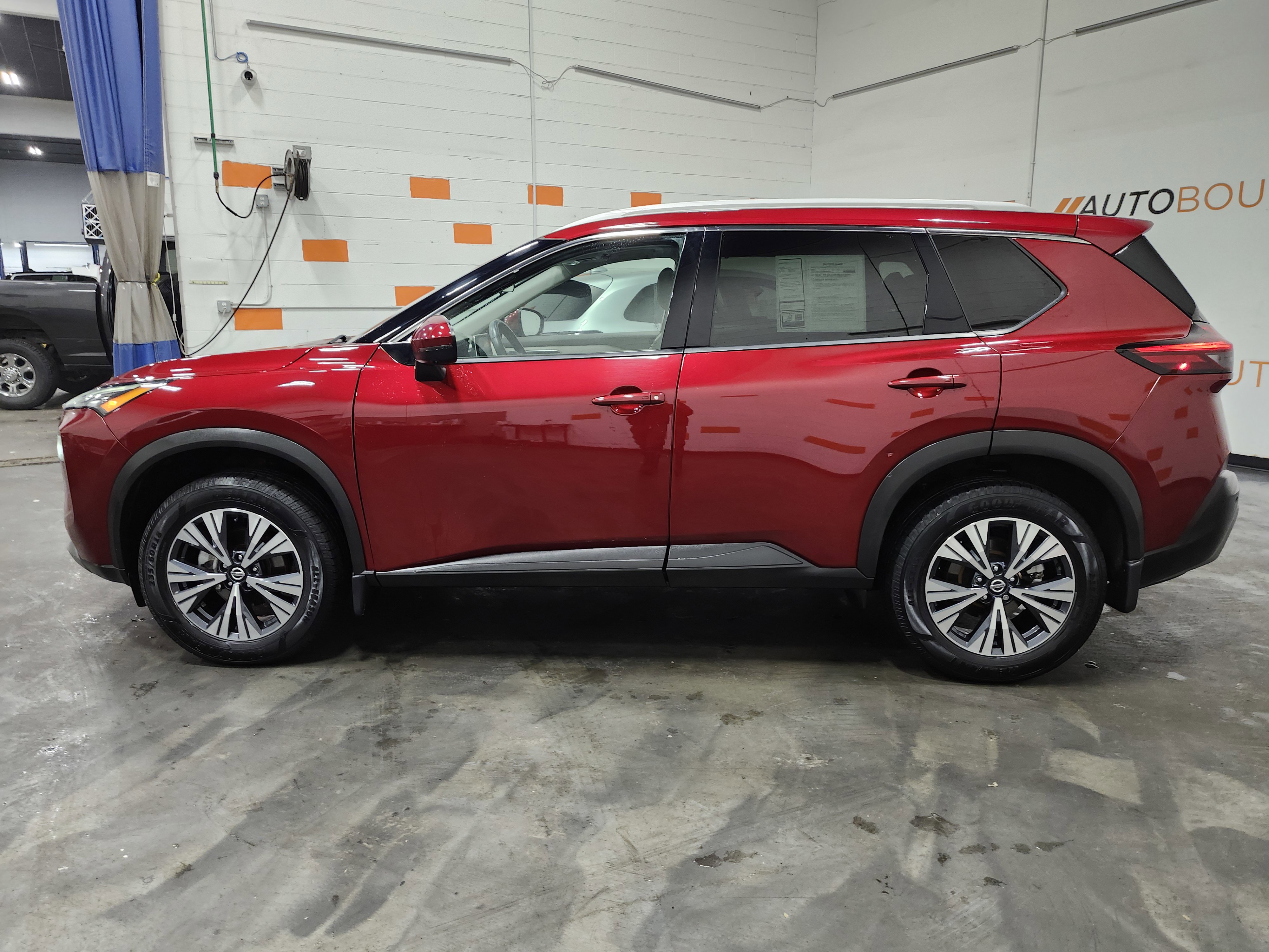 Used 2021 Nissan Rogue SV w/ Premium Package image 15