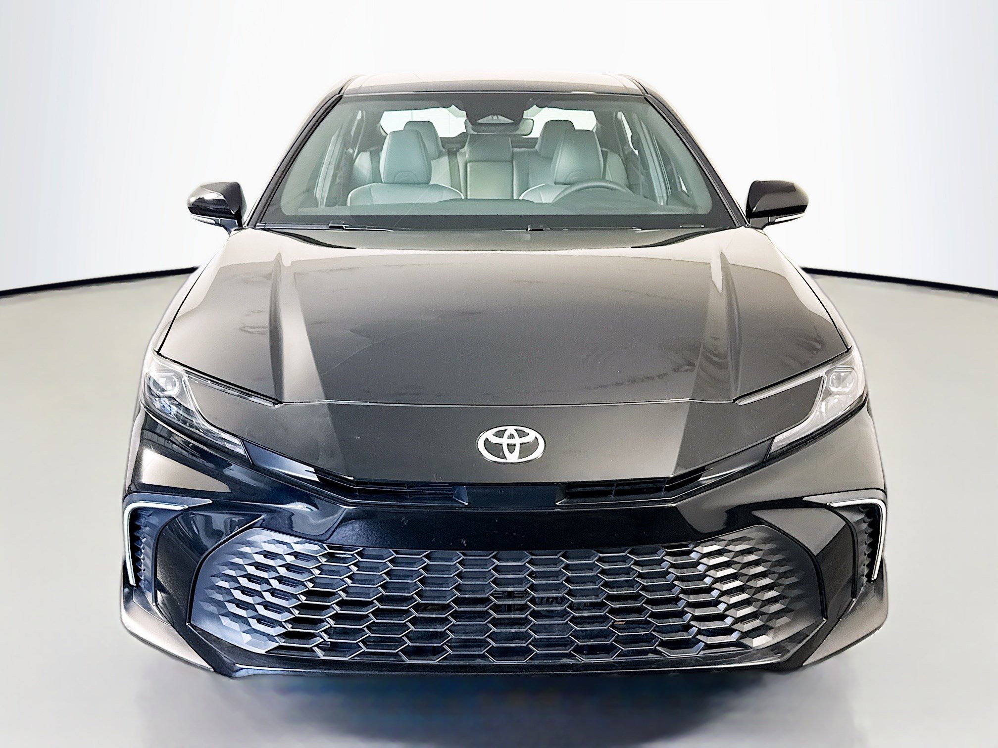 Used 2025 Toyota Camry SE w/ Convenience Package image 2