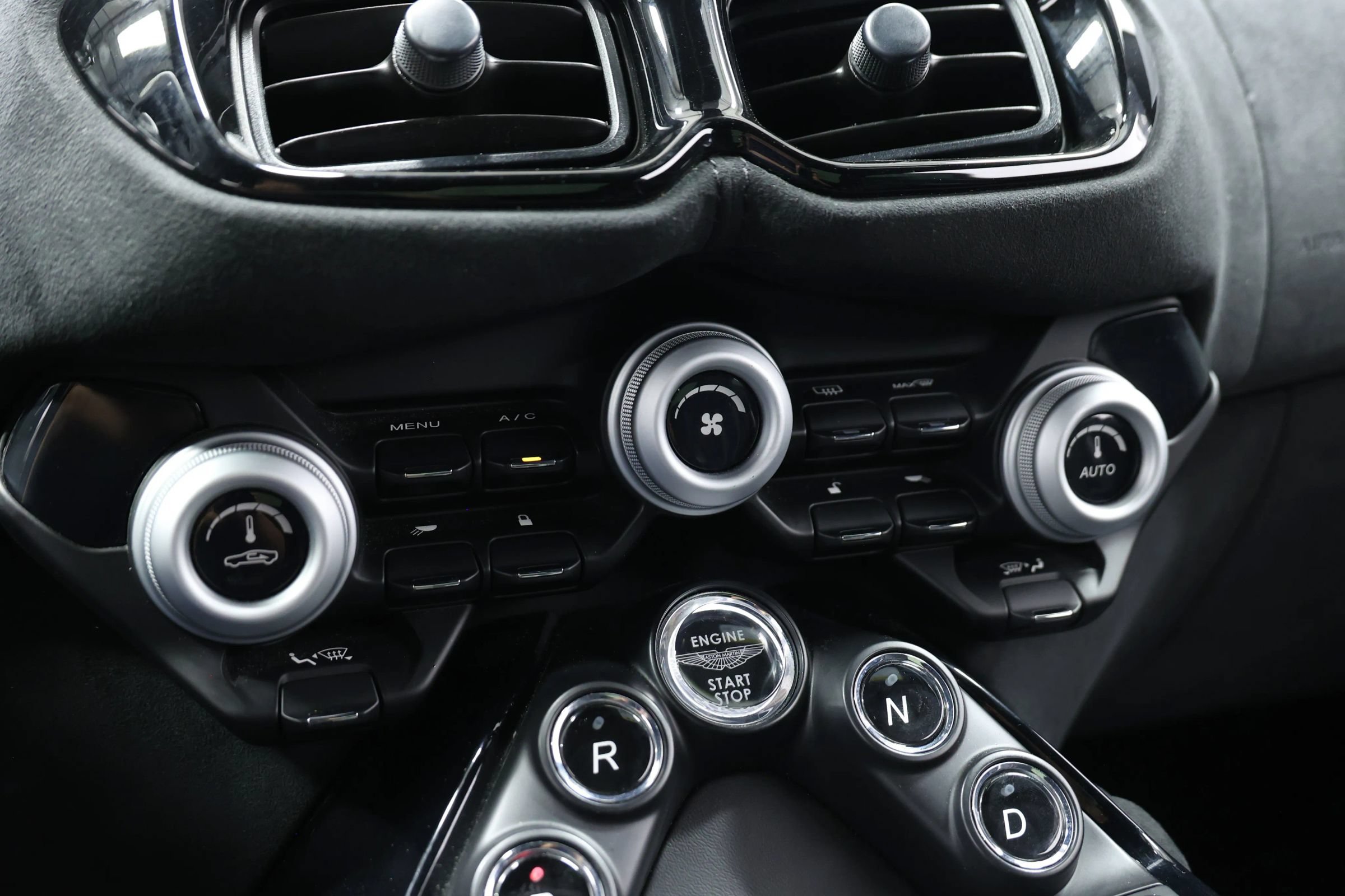 Used 2020 Aston Martin V8 Vantage Coupe RWD image 41