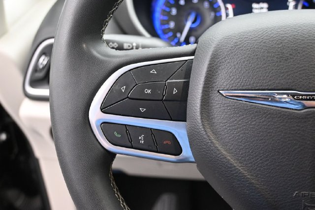 Used 2024 Chrysler Pacifica Touring-L FWD image 18