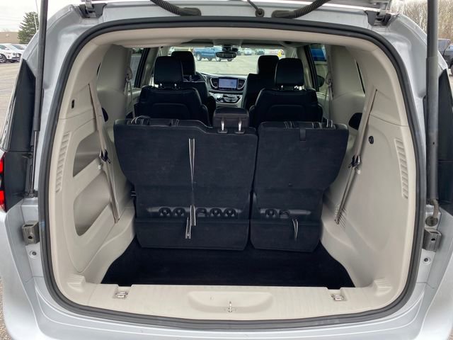 Used 2024 Chrysler Pacifica Touring-L FWD image 18