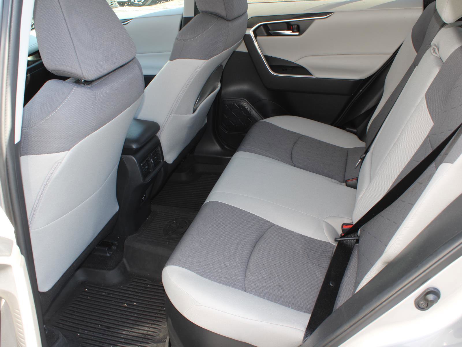 Used 2021 Toyota RAV4 XLE w/ Convenience Package image 18
